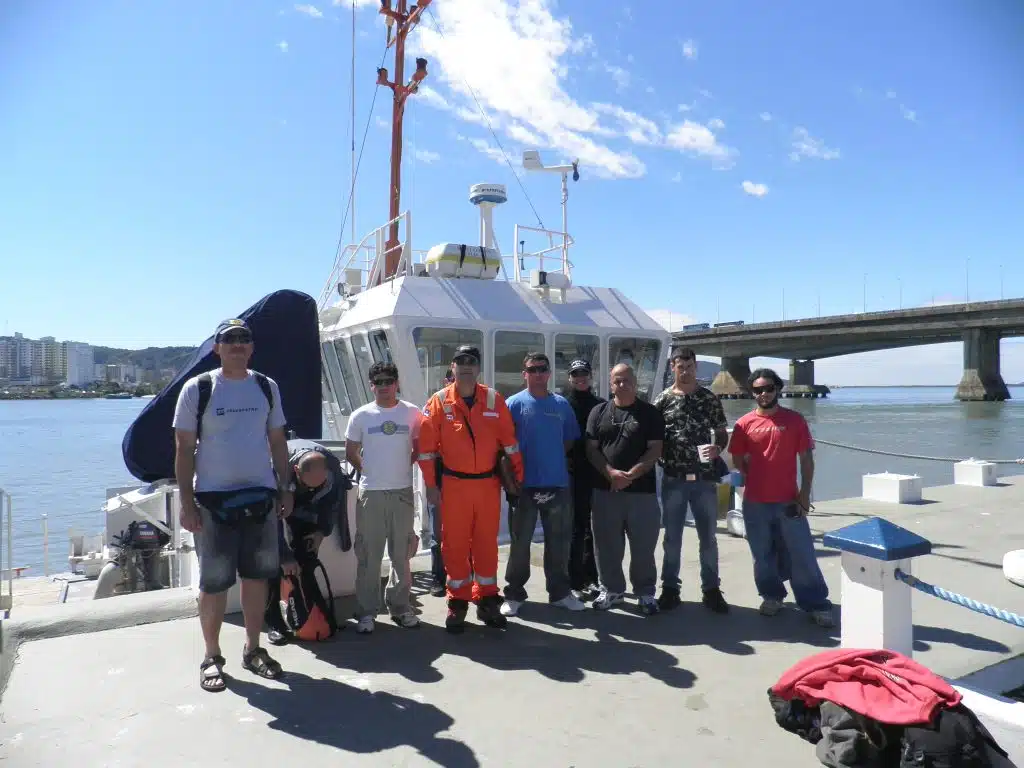 Professor Flavio Ramires e a Turma das Aulas Teóricas e Práticas na Capitania dos Portos de Santa Catarina